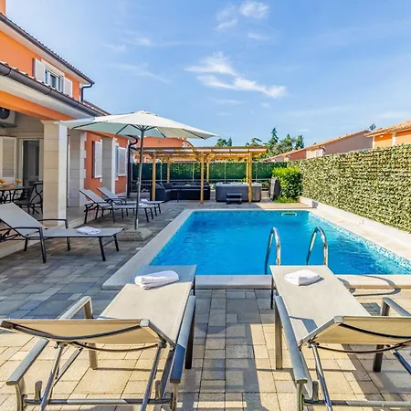 Villas Lotus With Pool And Jacuzzi Pula Exterior photo