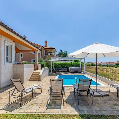 Villas Lotus With Pool And Jacuzzi Pula Exterior photo