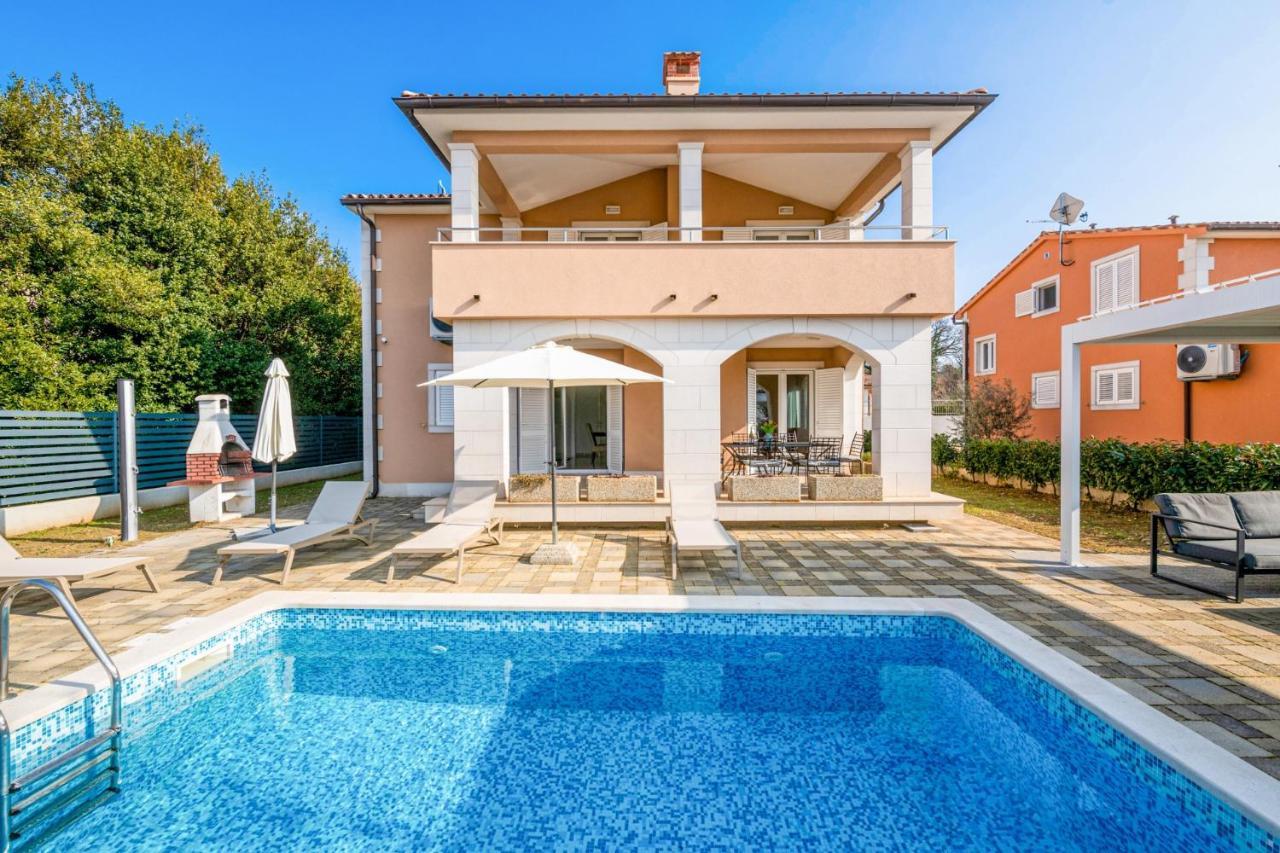 Lotus With Pool And Jacuzzi Villa