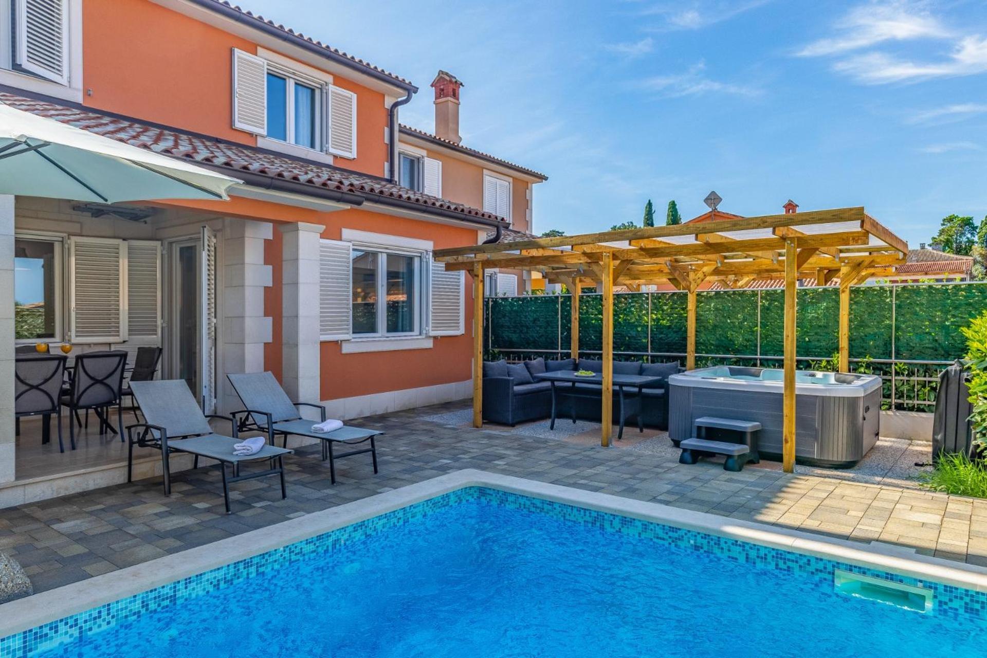 Lotus With Pool And Jacuzzi Pula
