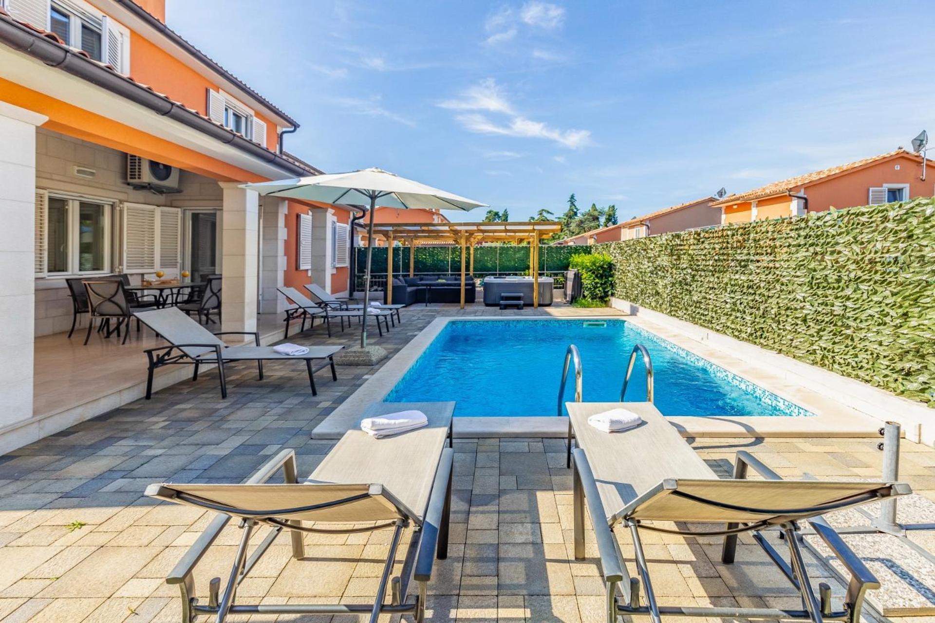 Lotus With Pool And Jacuzzi Villa *