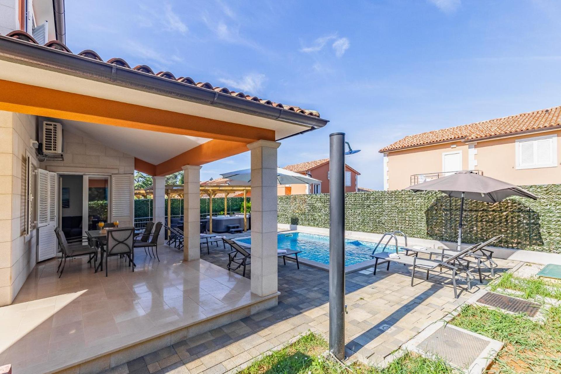Villa Lotus With Pool And Jacuzzi