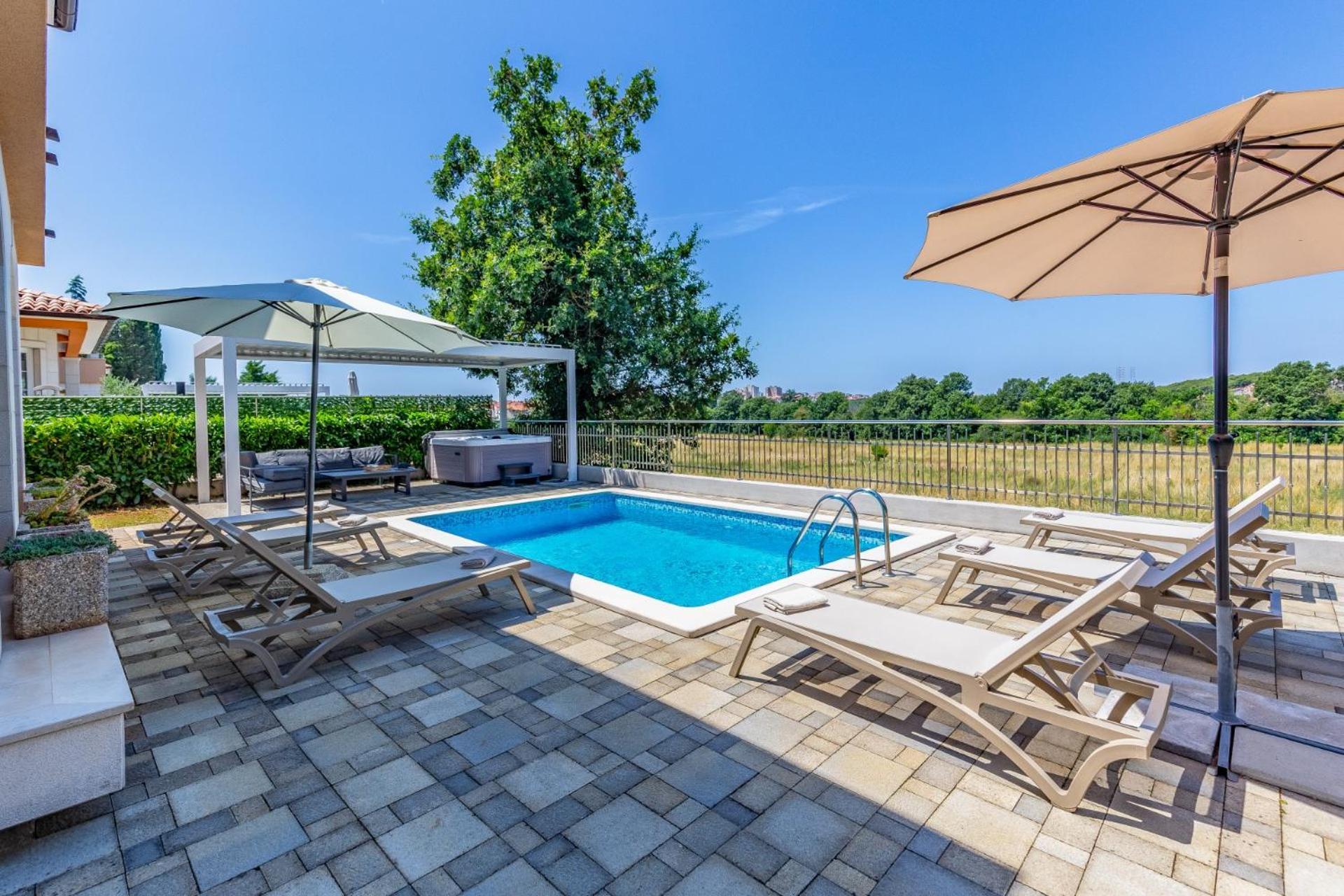 Villa Lotus With Pool And Jacuzzi