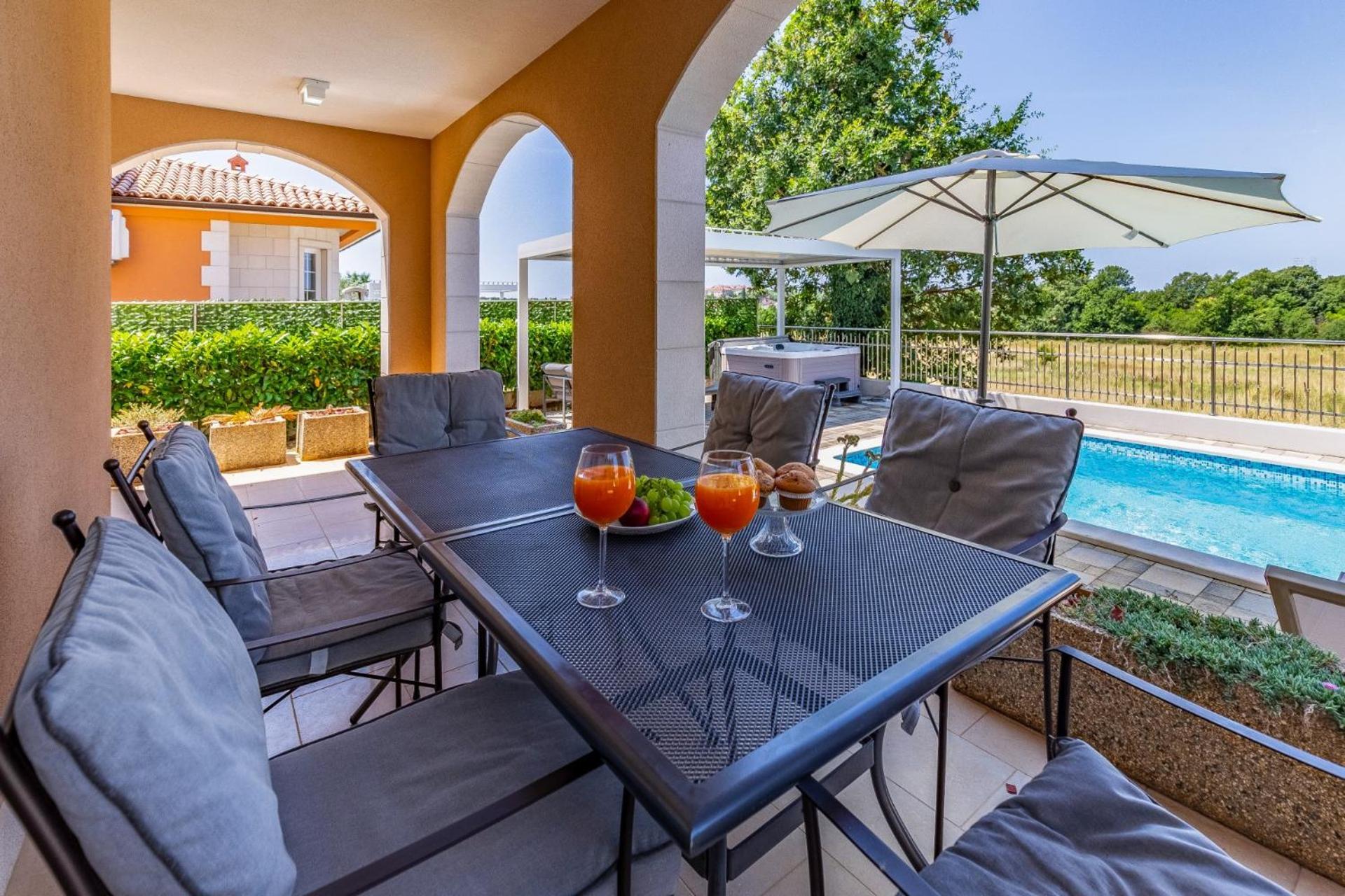Lotus With Pool And Jacuzzi Pula