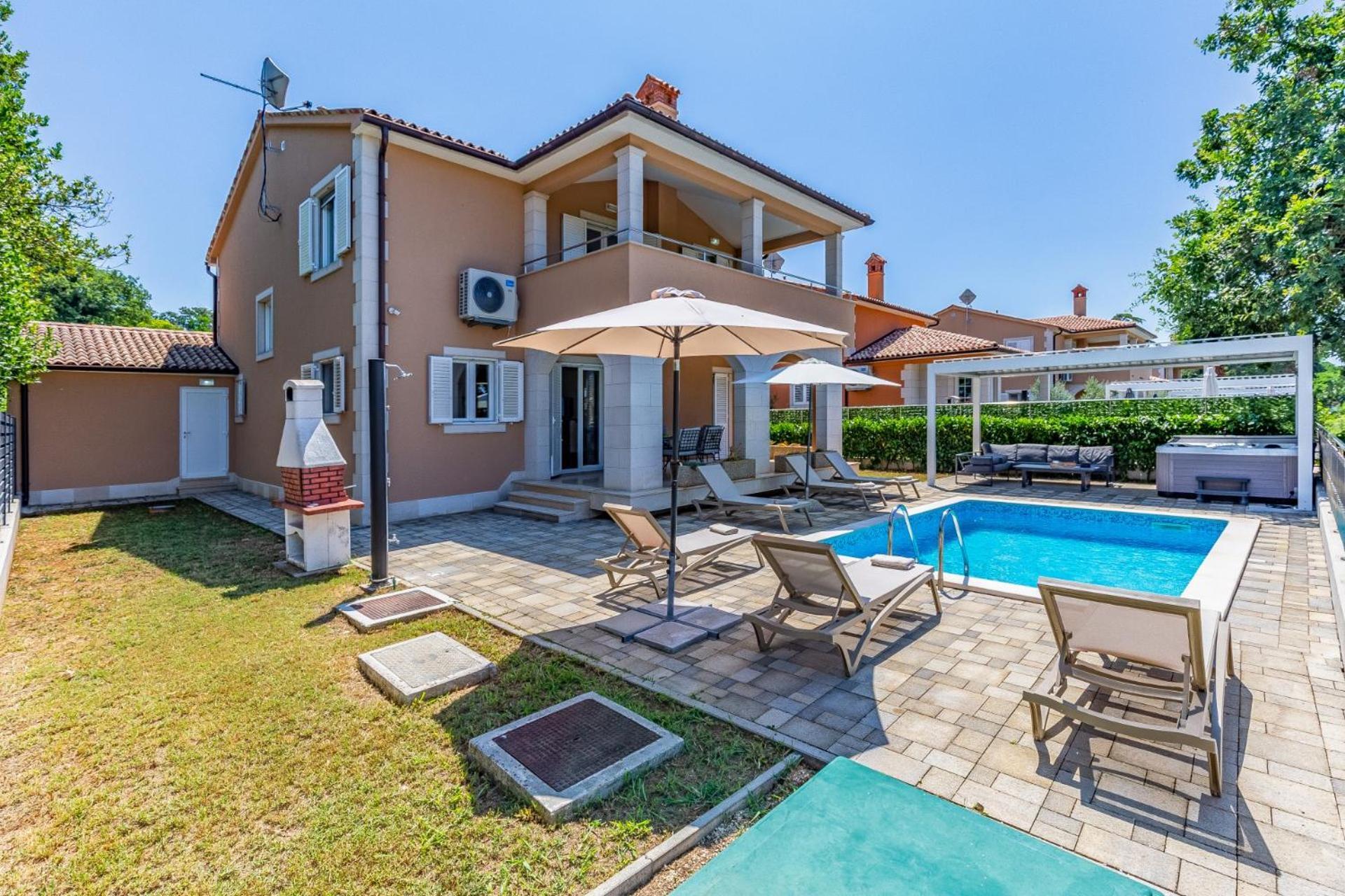 Lotus With Pool And Jacuzzi Villa