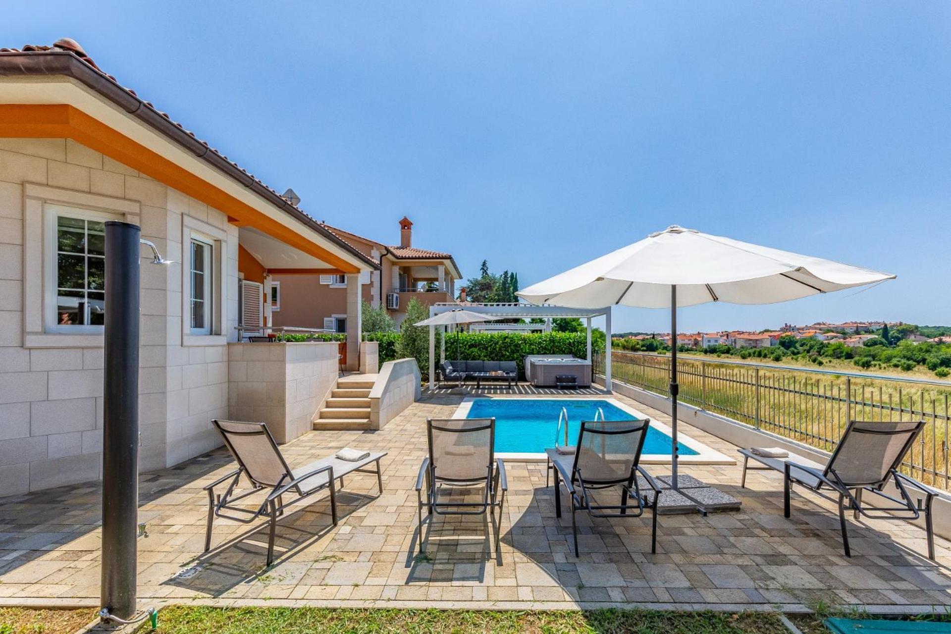 Villa Lotus With Pool And Jacuzzi