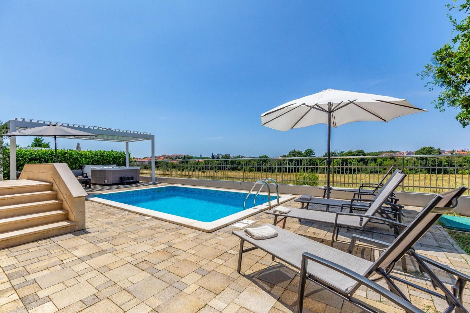 Lotus With Pool And Jacuzzi Pula